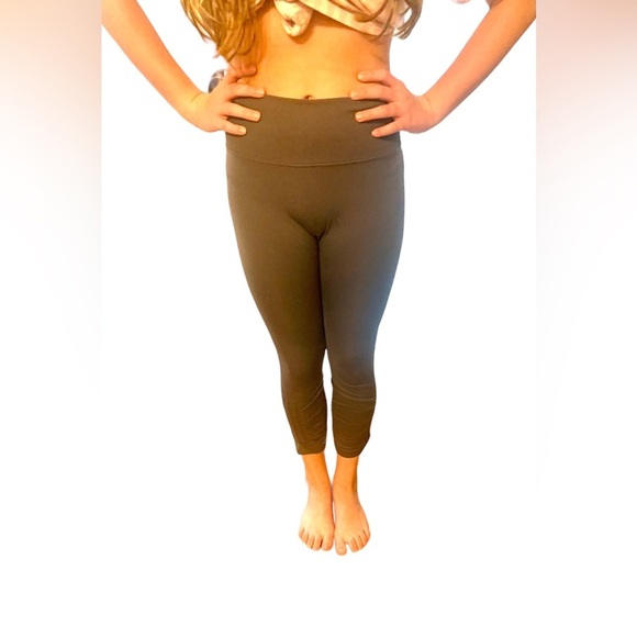 Dark gray Lululemon leggings with cinched leg, size 4 - Picture 6 of 10